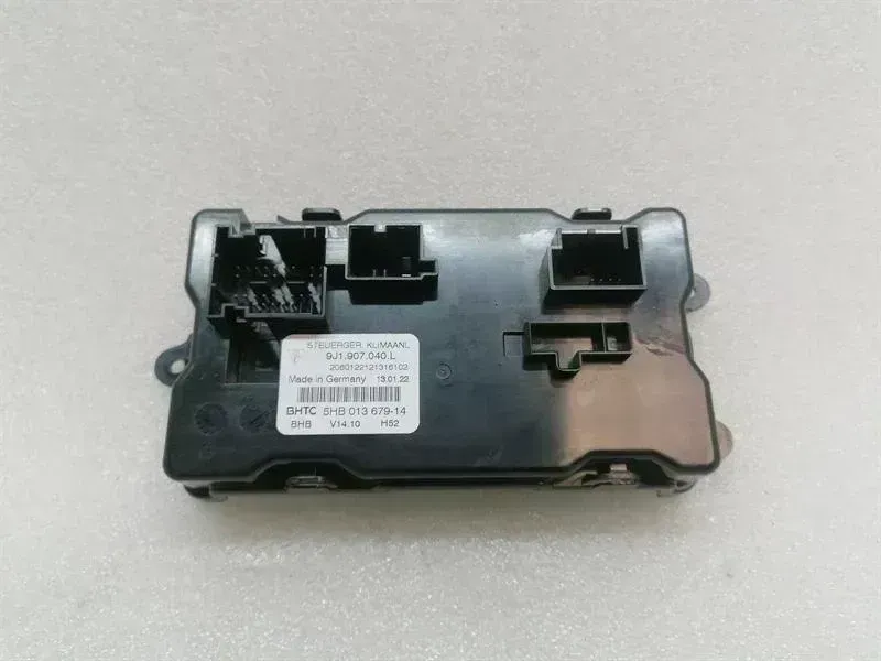Porsche Taycan Porsche Taycan 9J Electronic Modules 9J1907040L Control Unit Body type: Estate
Fuel: ELECTRIC