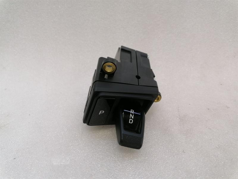 Porsche Taycan Porsche Taycan 9J Switch 9JA713033E Gear Tick Switch Gear Selector Switch Body type: Estate
Fuel: ELECTRIC