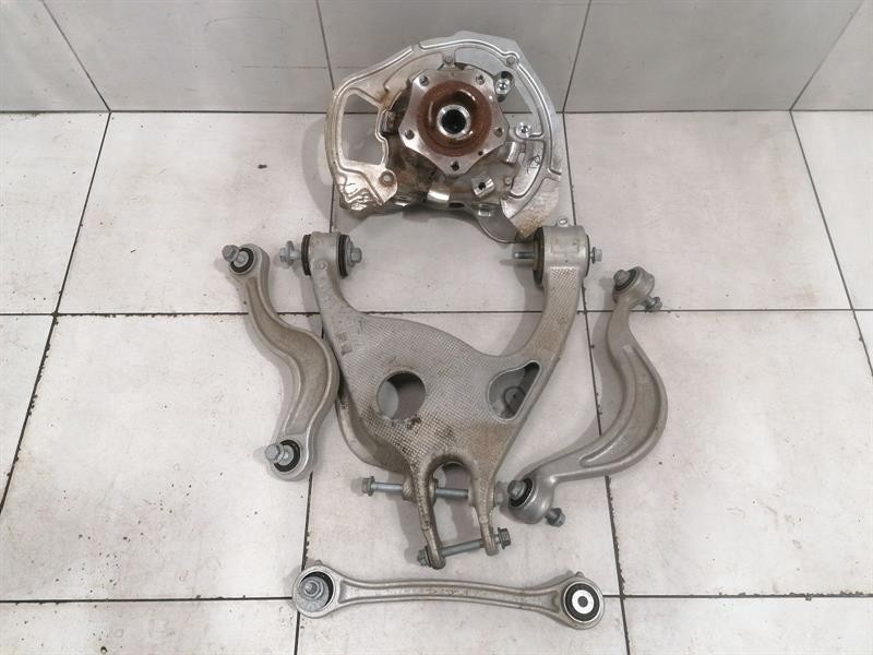 Porsche Taycan Porsche Taycan 9J Left Rear Hub 971505435J Wheel Bearing Housing Rear Left Body type: Estate
Fuel: ELECTRIC