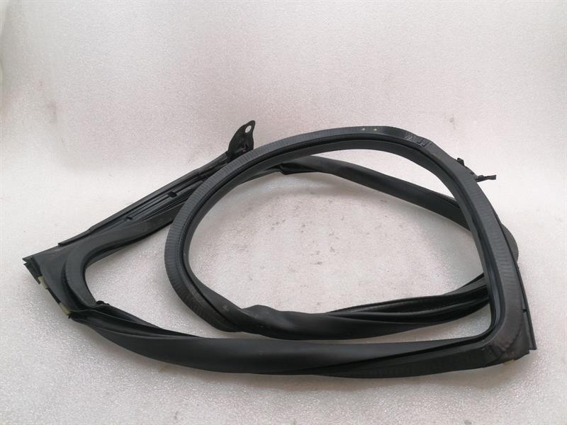 Porsche Taycan Porsche Taycan 9J Door Seal 9J0833721 Door Seals REAR LEFT Body type: Estate
Fuel: ELECTRIC