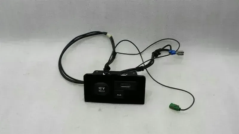 Mercedes-Benz CLS (C218) Mercedes CLS W218 Control Unit A2188210311 USB AND IPOD INTERFACE Body type: Saloon
Fuel: Petrol