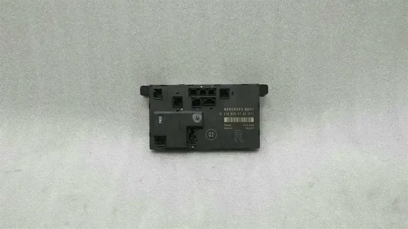 Mercedes-Benz CLS (C219) Mercedes CLS W219 front right door module A2198200726 door control unit front RE Body type: Saloon
Fuel: Diesel