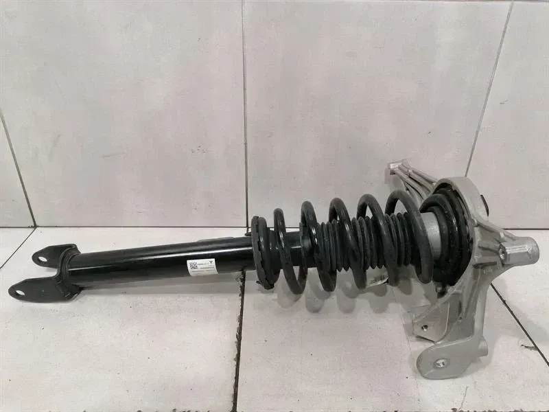 Tesla Model 3 Tesla Model 3 Standard Range Shock Absorber FLH 1044364-01-F Front Shock Absorber Body type: Hatchback
Fuel: ELECTRIC