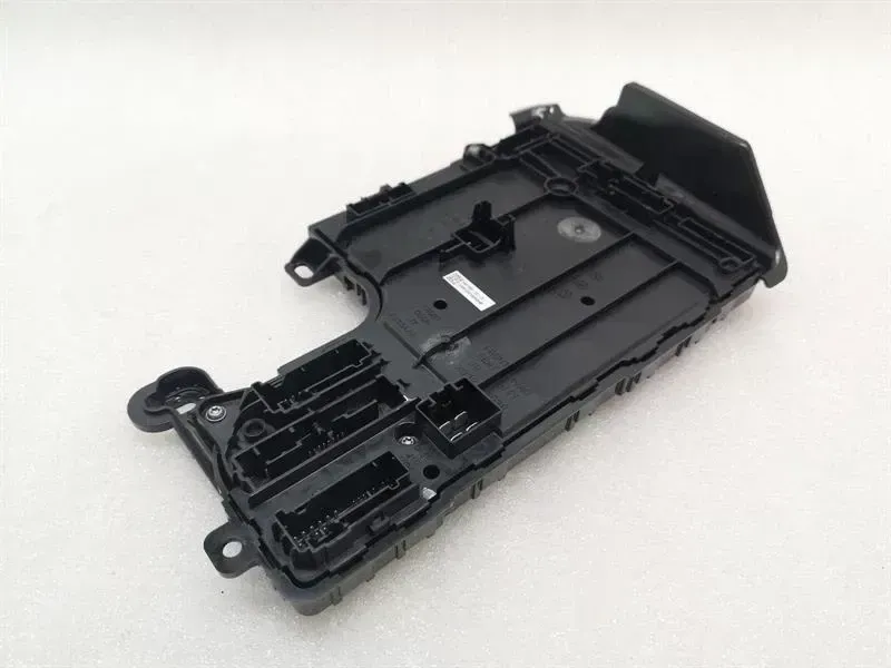 Tesla Model 3 Tesla Model 3 Standard Range Left Comfort Module 1567455-02-D Control Unit Left Body type: Hatchback
Fuel: ELECTRIC