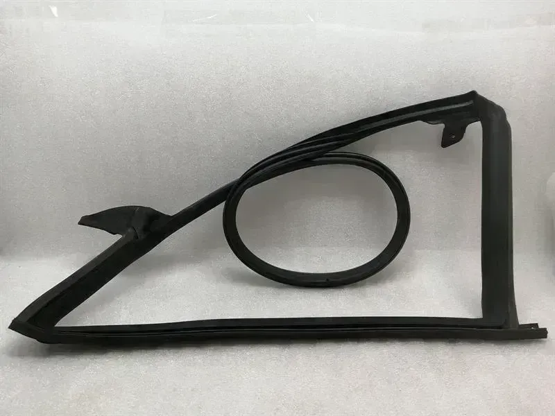 Tesla Model 3 Tesla Model 3 Rear Left Door Seal 1090511-00-N Rear Left Door Seals Body type: Hatchback
Fuel: ELECTRIC