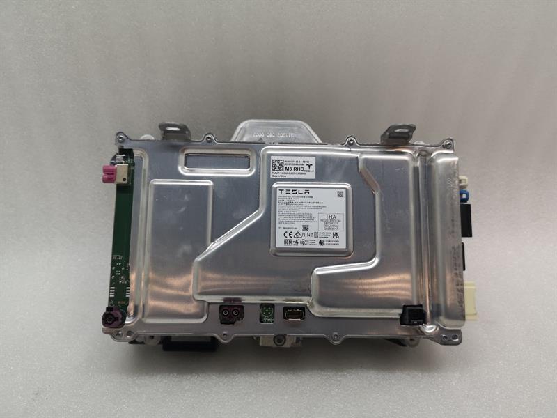 Tesla Model 3 Tesla Model 3 Car Media Control Unit 1681271-05-D ECU Autopilot EU Body type: Hatchback
Fuel: ELECTRIC