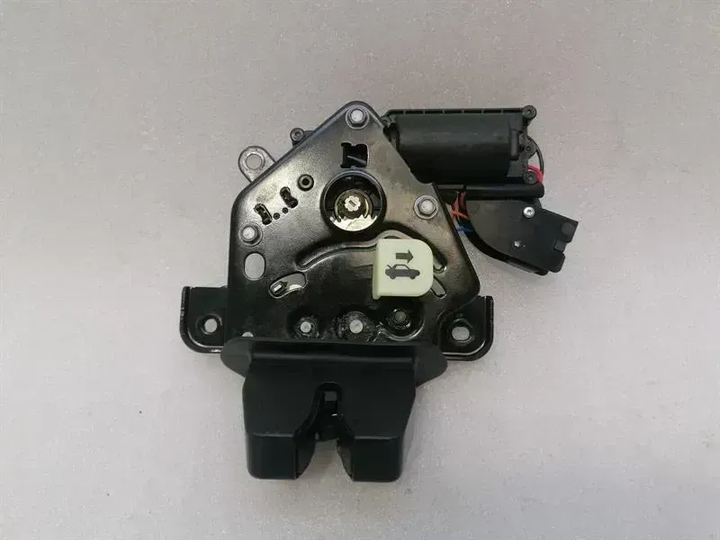 Tesla Model 3 Tesla Model 3 Standard Range Boot Lock 1500604-CN-B Tailgate Lock Body type: Hatchback
Fuel: ELECTRIC