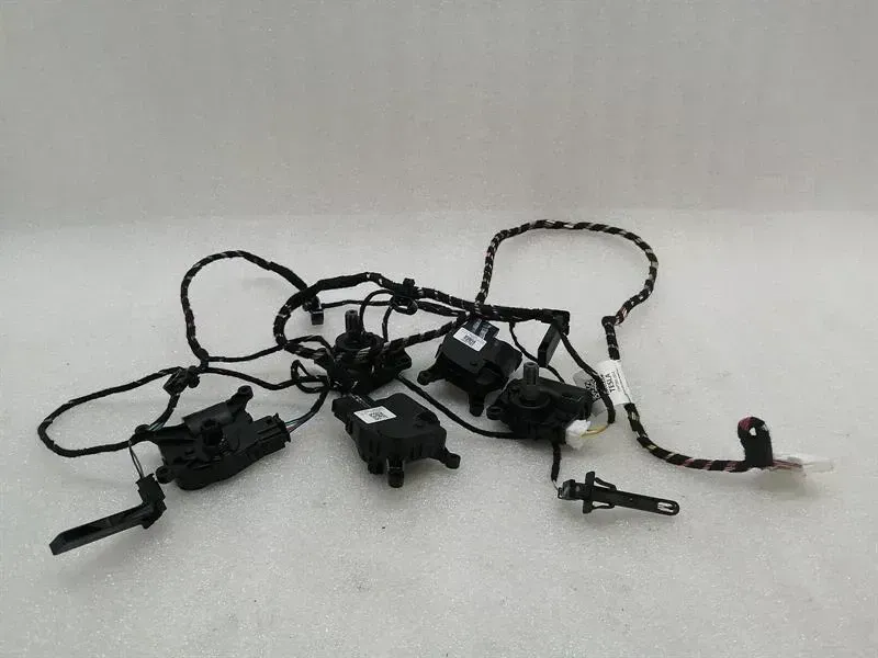 Tesla Model 3 Tesla Model 3 Standard Range HVAC Wiring Loom 1547266-00-D Wiring Harness Body type: Hatchback
Fuel: ELECTRIC