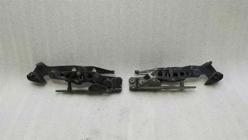 Mercedes-Benz CLK (W209) Mercedes CLK W209 boat hinge A2097500128 tailgate hinge set set Body type: Convertible
Fuel: Petrol