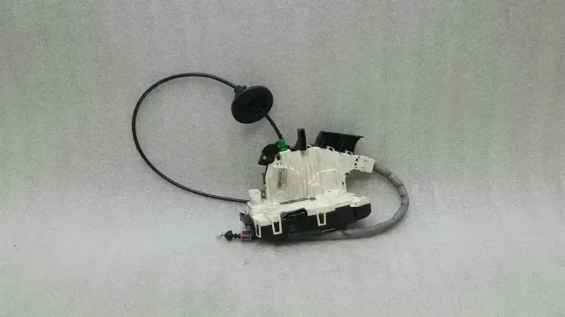 Mercedes-Benz C (W204) Door lock
