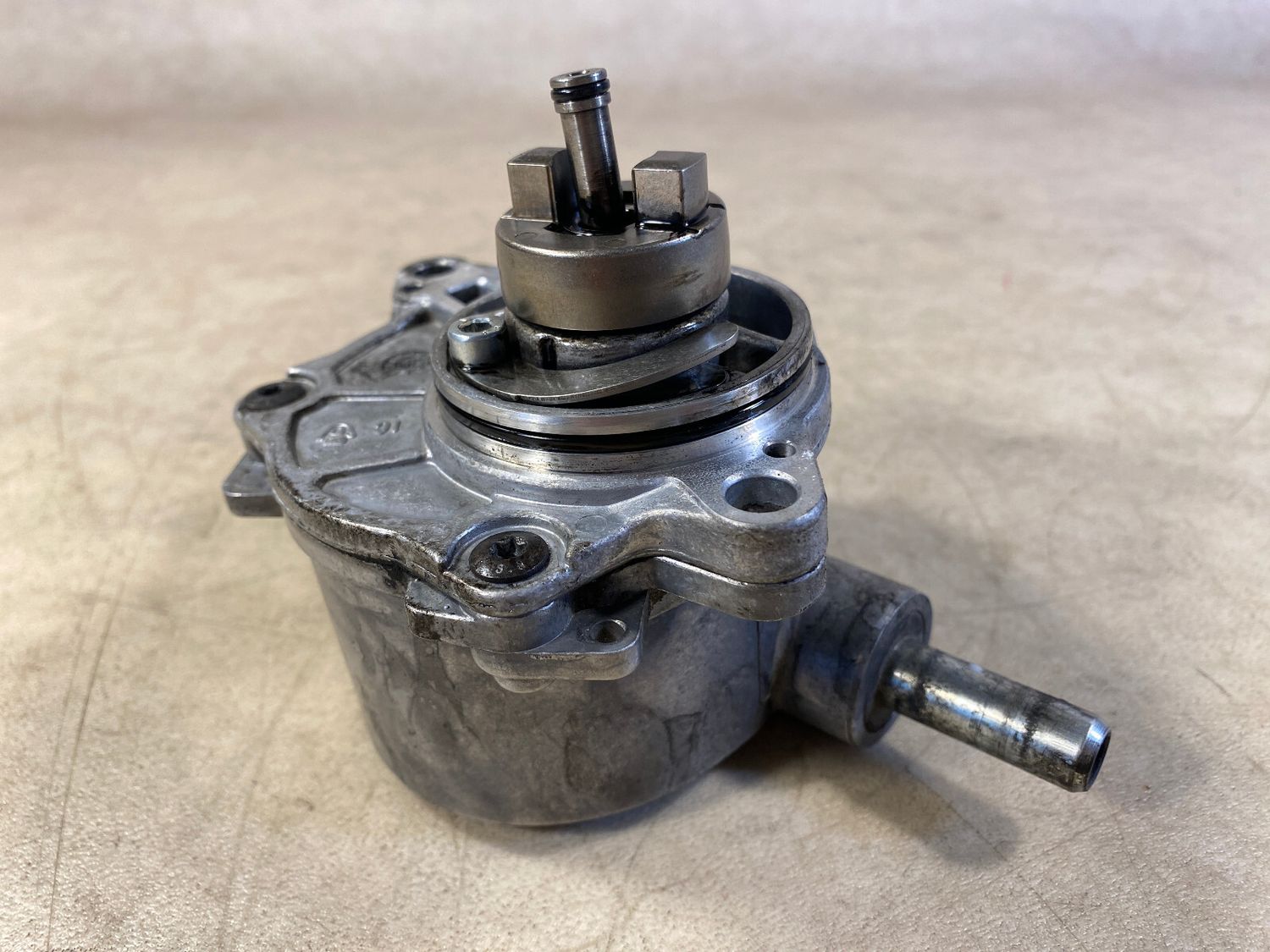 Mercedes G class W463 4.0 cdi G400 Genuine Vacuum Pump A6282300065