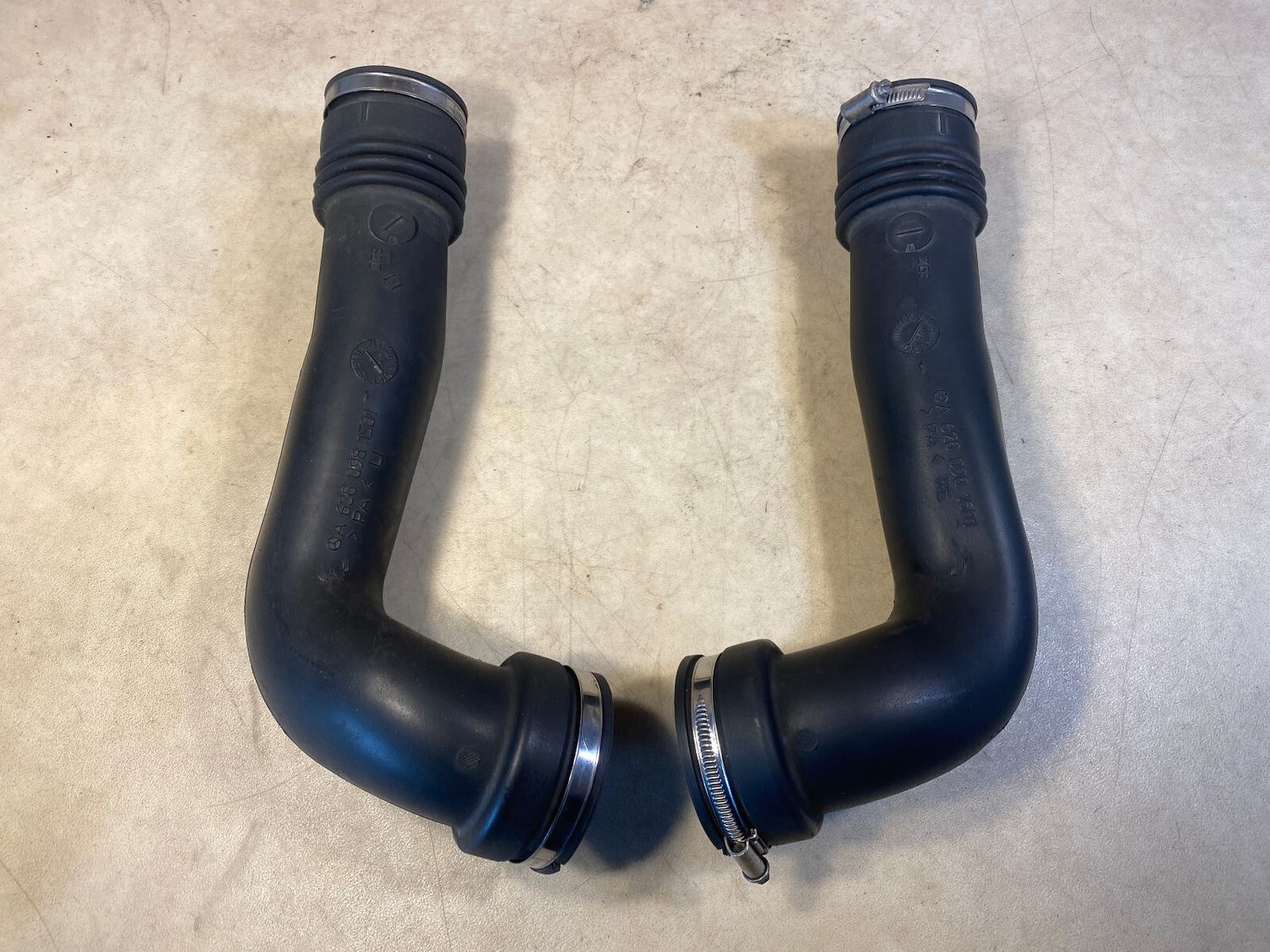 Mercedes G S class W463 W220 4.0 400 CDI Genuine Intake Air Pipe x2 psc