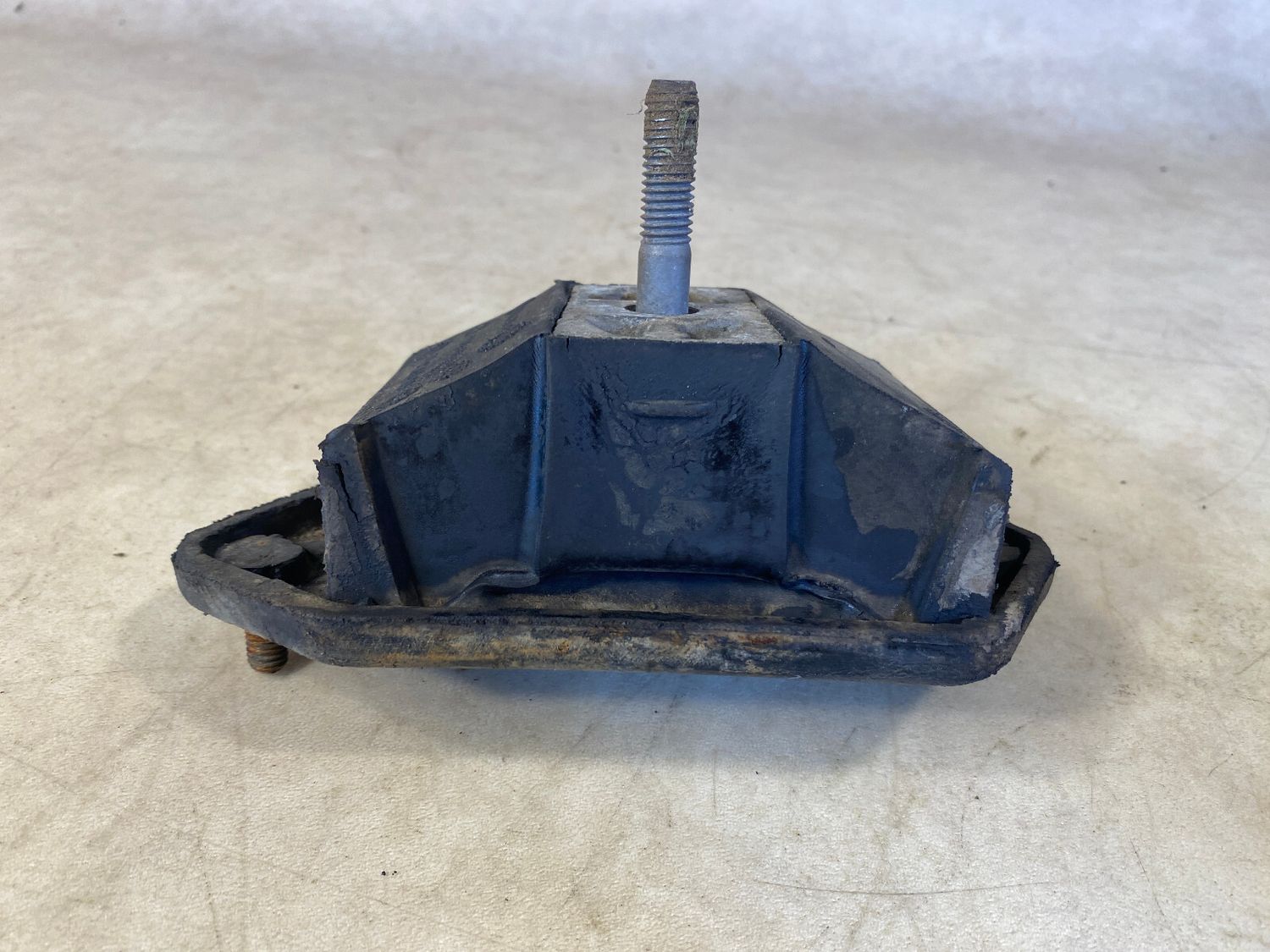 BMW E23 7 SERIES Rubber Mounting Right 11811175307