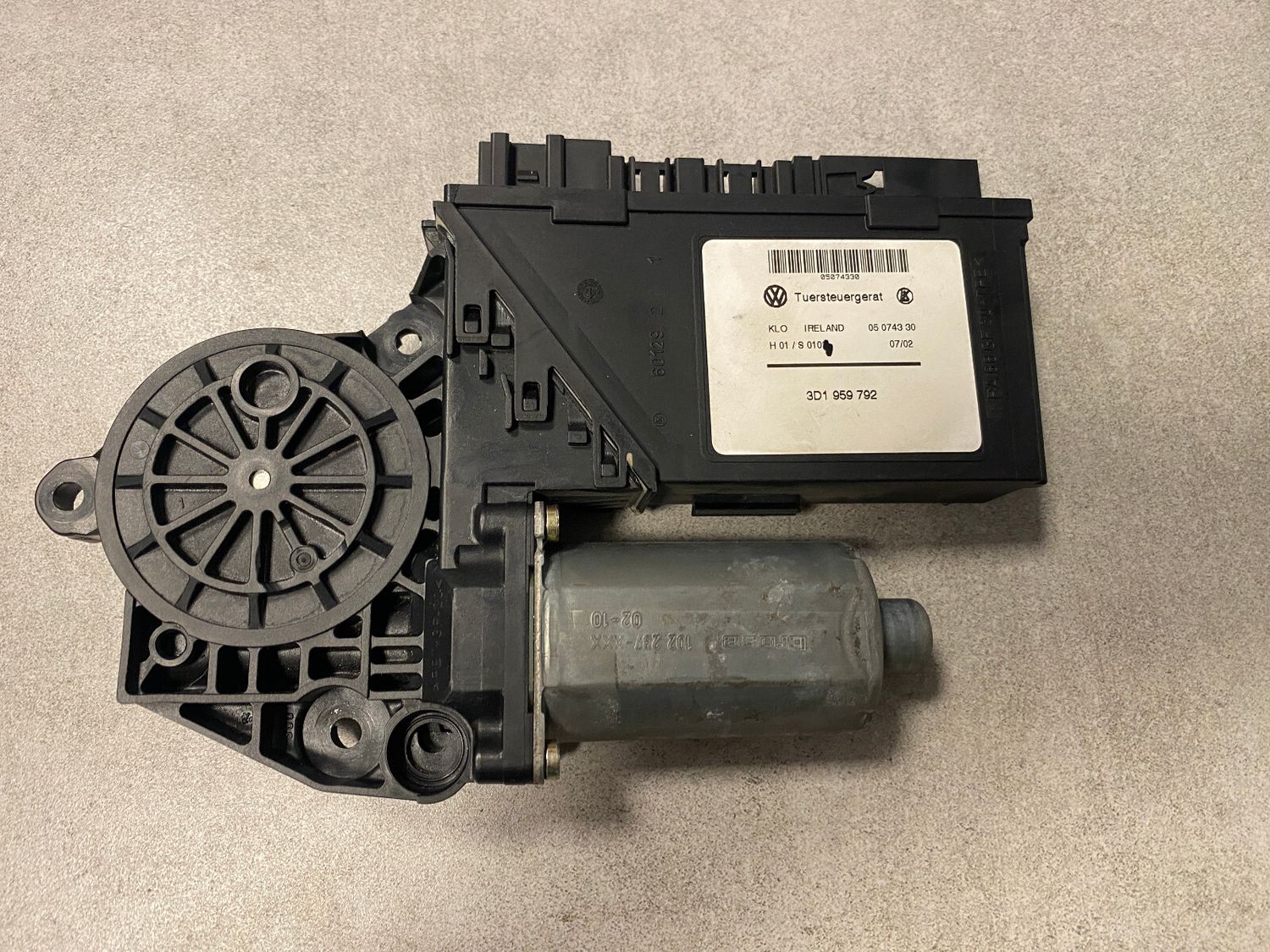 VW Touareg GENUINE Front Right Power Window Motor 3D1959792