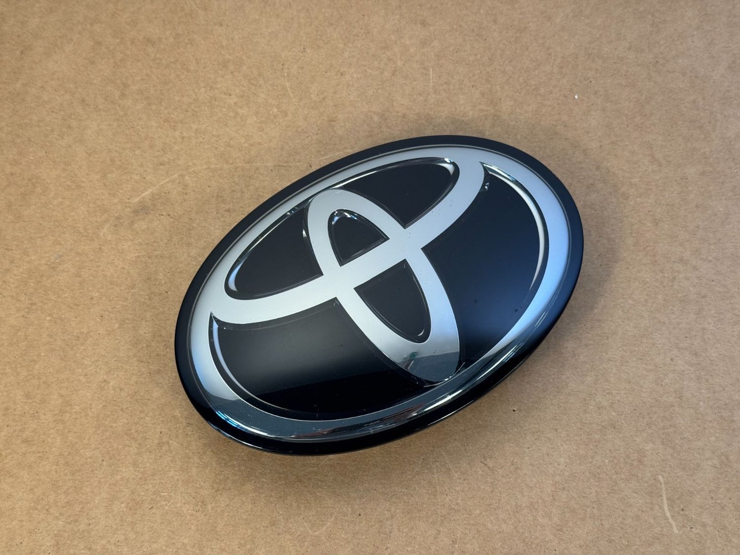 Genuinre FRONT GRILLE EMBLEM For TOYOTA TACOMA TUNDRA RADAR COVER 90975-02159