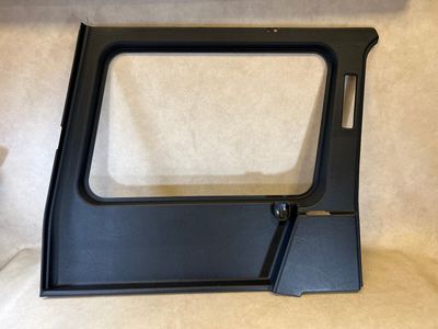 Mercedes G klasa W463 Tylna lewa oryginalna osłona przedniej szyby czarna A4636900240