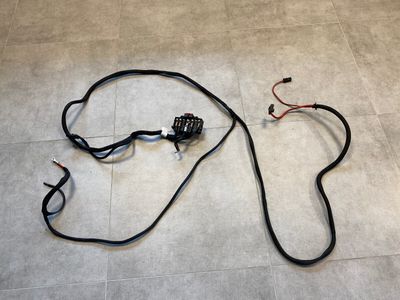 Mercedes G klasa W463 ORYGINALNY przewód akumulatora ze skrzynką bezpieczników A4635408006