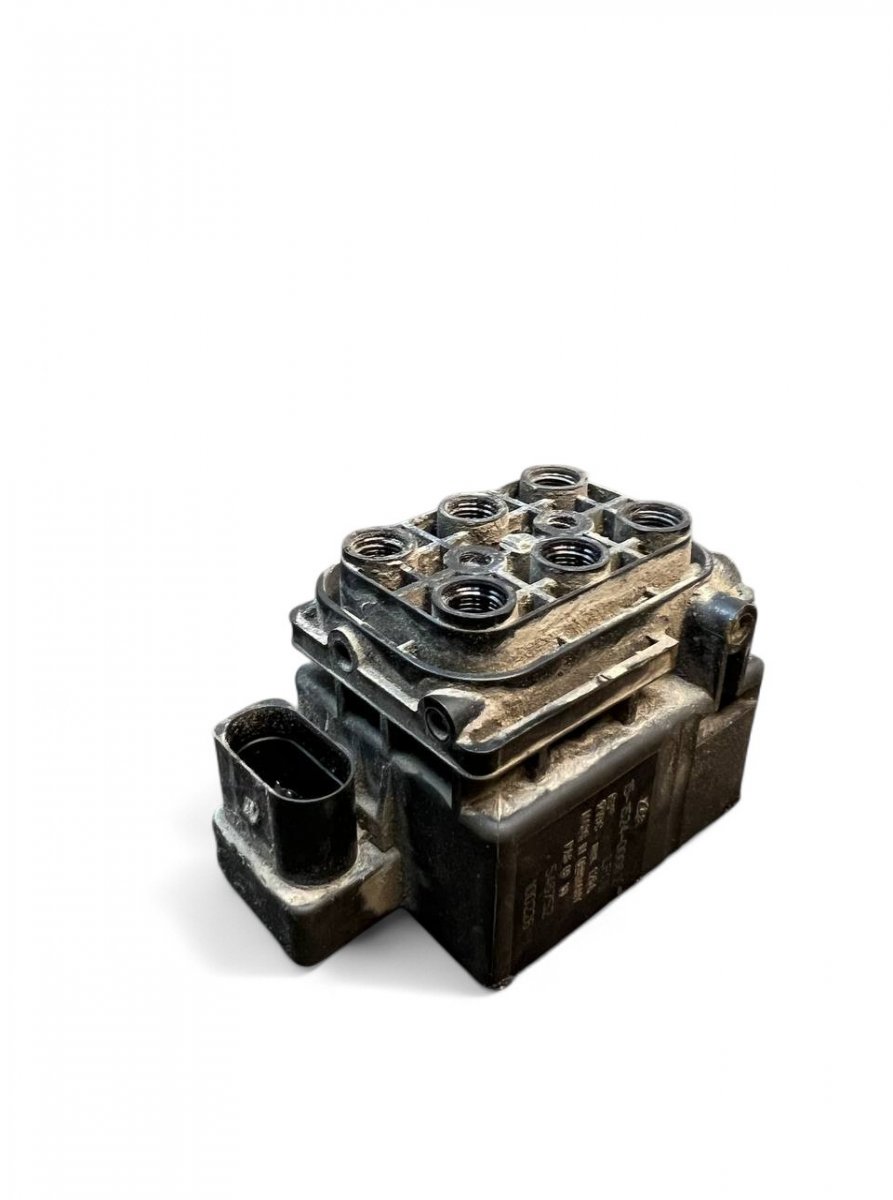 Audi Q7 (4L) Air suspension valve block 1515240008 546752100226 7L0698014 Air suspensio...