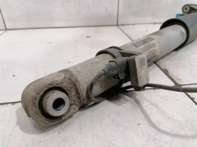 BMW 4 (F32 / F33 / F36) BMW M4 F82 shock absorber rear 33522284910 right shock absorber rear Body type: Coupe
Fuel: Petrol