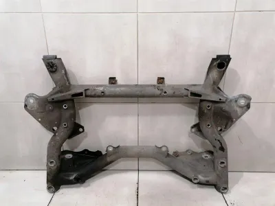 Mercedes C Klasa W204 Belka pomocnicza przednia A2046280657 Wspornik osi przedniej