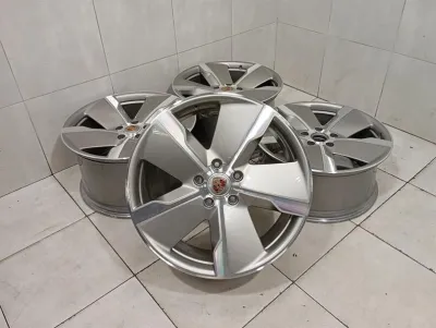 21 EXKLUSIVES DESIGN PORSCHE TAYCAN 9J Alufelgensatz 9J1601025AD Alufelgensatz-