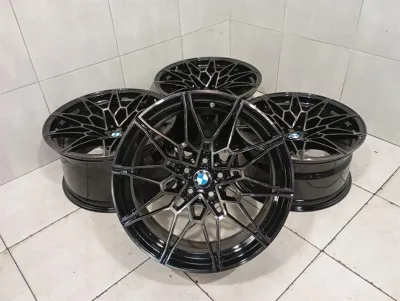 19 20 M3 BMW M4 G82 G80 Lättmetallfälgar 8093839 Lättmetallfälgar Set Svart 8093838 M826-