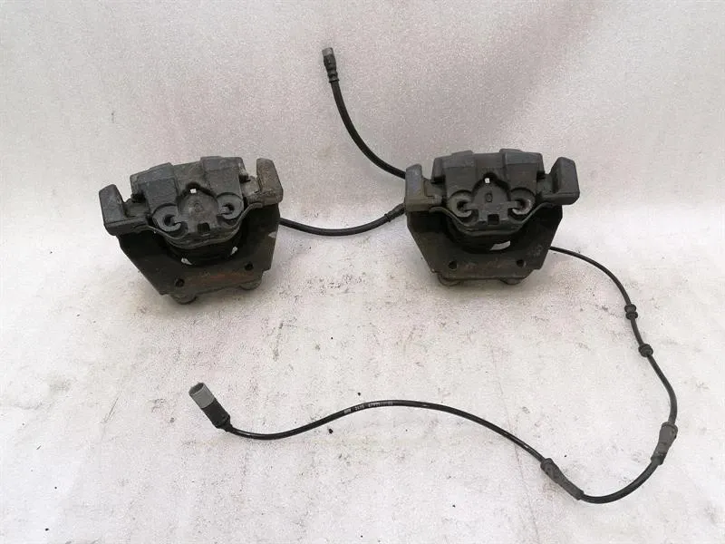 BMW 7 (F01 / F02 / F03 / F04) BMW 7 series F02 F01 brake caliper rear 34216786831 brake system rear set V12- Body type: Saloon
Fuel: Petrol