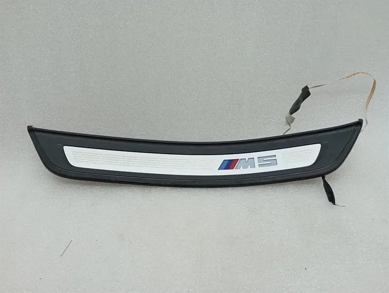 BMW 5 (G30 / G31) BMW 5 Series F90 G30 M5 Door Sill 8061072 Door Sill Trim Rear Right LED Body type: Saloon
Fuel: Petrol