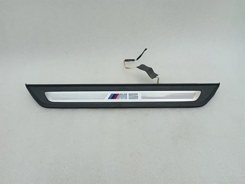 BMW 5 (G30 / G31) BMW 5 Series F90 G30 M5 Door Sill 8061069 Door Sill Trim Front Right LED Body type: Saloon
Fuel: Petrol