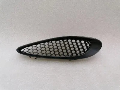 Jeep Grand Cherokee WW2 MK4 Hood Grille RH 68090698AB Hood Grille Defect-