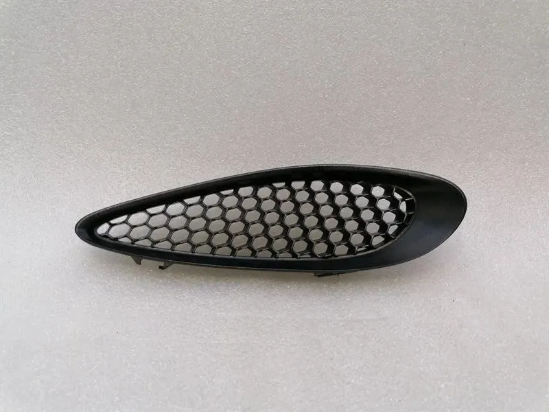 Jeep Grand Cherokee WW2 MK4 Hood Grille RH 68090698AB Hood Grille Defect-