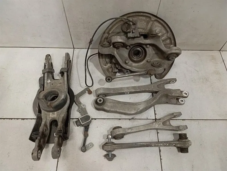 Mercedes W205 Coupe C63 AMG RLH Hub A2053501514 Wheel Bearing Housing Rear Left -