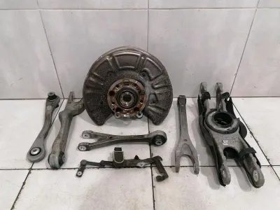 Boîtier de roulement de roue arrière droit Mercedes C c63 AMG W205 A2053501614