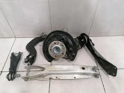 Mercedes GLB W247 aizmugurējā labā labā riteņa rumbas gultņa korpuss A2473502400 aizmugurē labajā pusē -