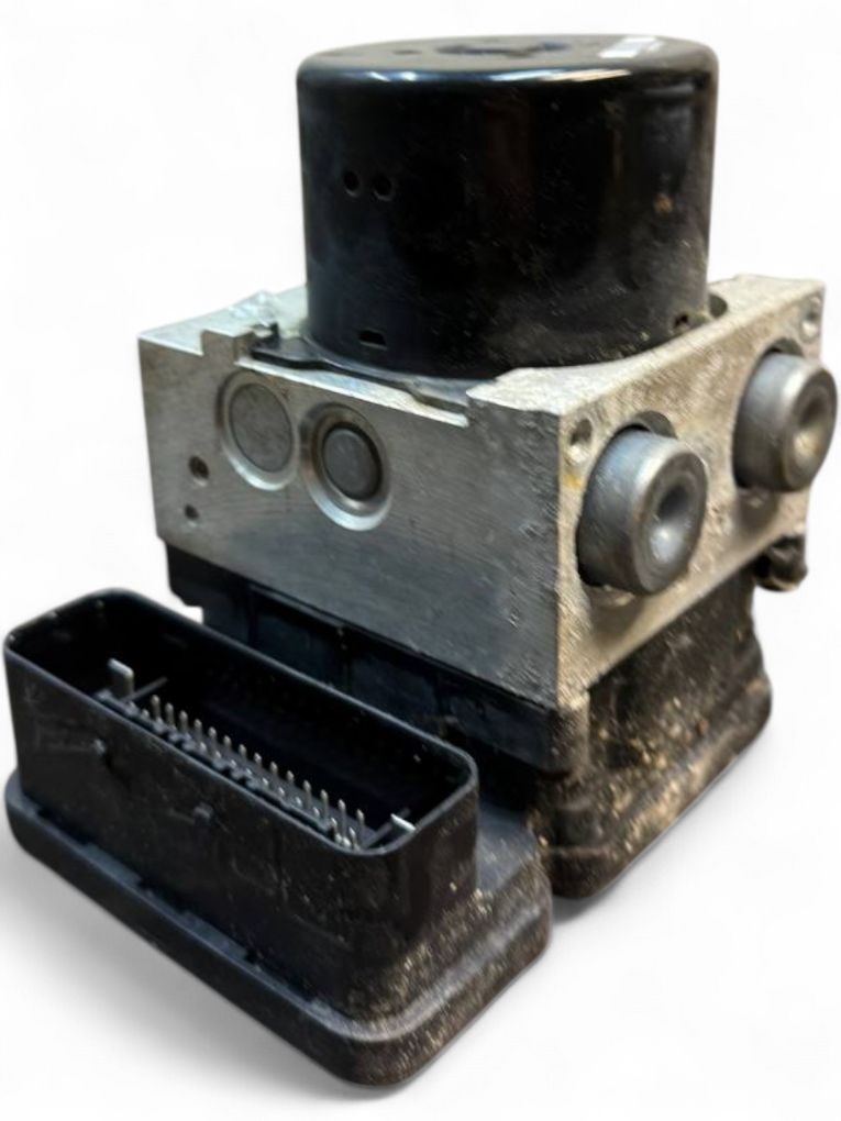 Volvo V70 ABS hydraulic unit / pump 30681619 P30681619 8G9N2C405AC ABS hydraulic un...
