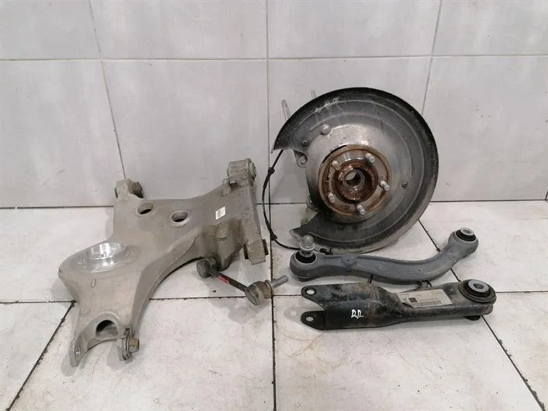 Land Rover Range Rover Sport (L494) Range Rover Sport L494 Right Rear Hub LR043593 Wheel Bearing Housing Rear Re- Body type: SUV
Fuel: Petrol