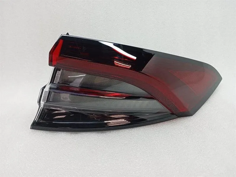 Maserati GranTurismo / GranCabrio Maserati Levante right rear light 670155096 tail light rear right-