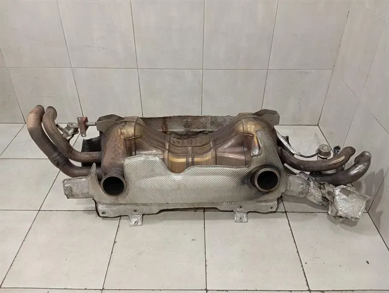 Audi R8 Audi R8 Type 42 V10 5.2 Spyder Exhaust 420251051TX Exhaust Silencer- Body type: Convertible
Fuel: Petrol