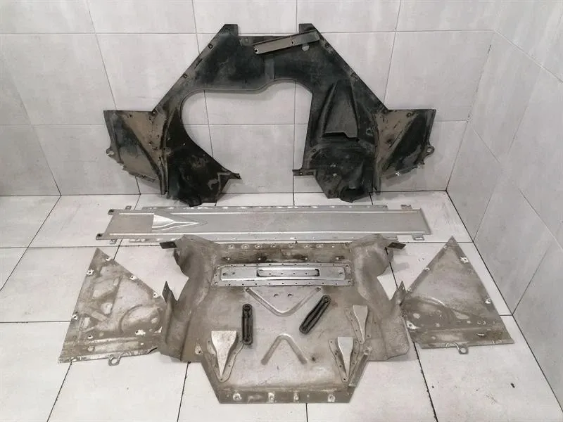 Audi R8 Audi R8 Type 42 V10 5.2 Spyder Undertray Set 420825205G Underbody Trim - Body type: Convertible
Fuel: Petrol