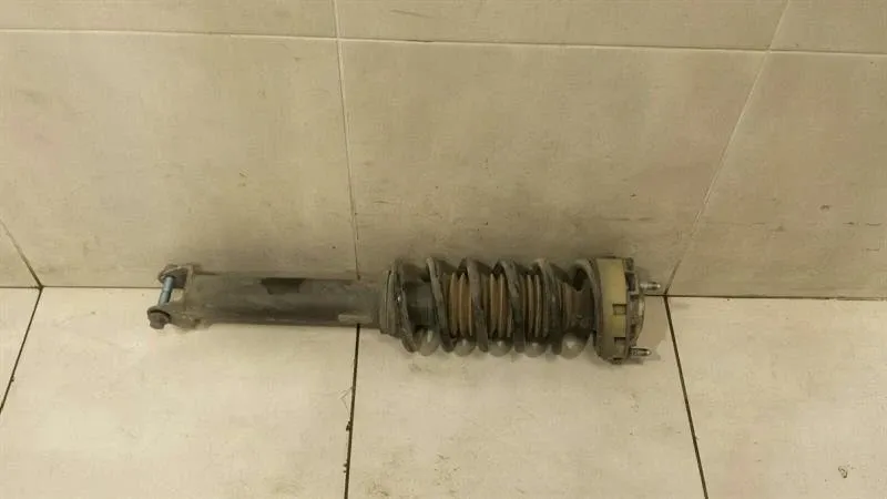 Porsche 911 (997) Porsche 911 997 shock absorber rear right 99733305111 shock absorber rear - Body type: Convertible
Fuel: Petrol