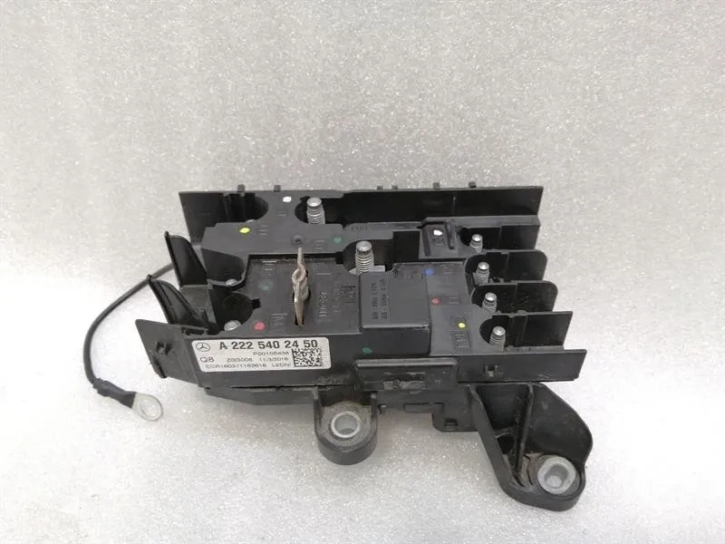 Mercedes-Benz A (W176) Mercedes S-Class W222 Fuse Box A2225402450 Fuse Box- Body type: Saloon
Fuel: Petrol