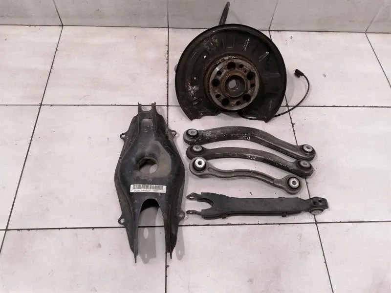 Mercedes C Class W204 Left Rear Hub A2043501341 Wheel Bearing Housing Rear Left -