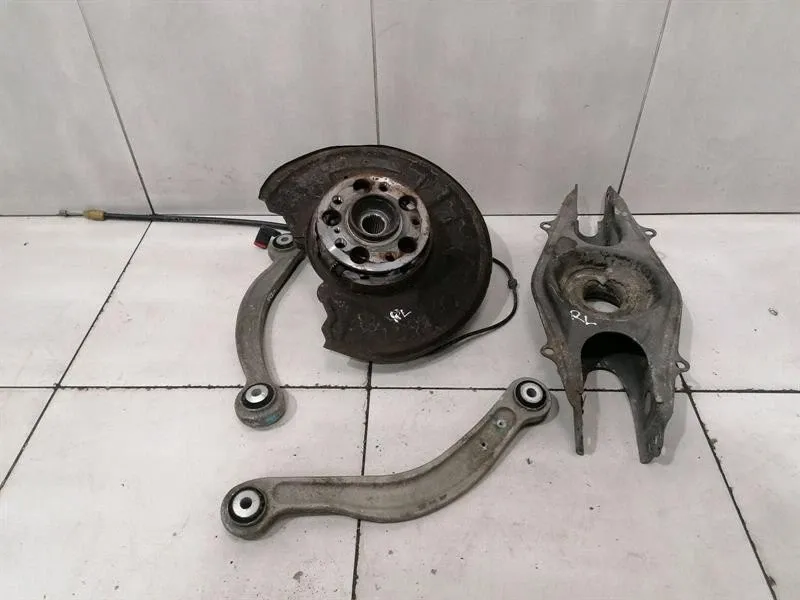 Mercedes C Class W204 Left Rear Hub A2043501341 Wheel Bearing Housing Rear Left -