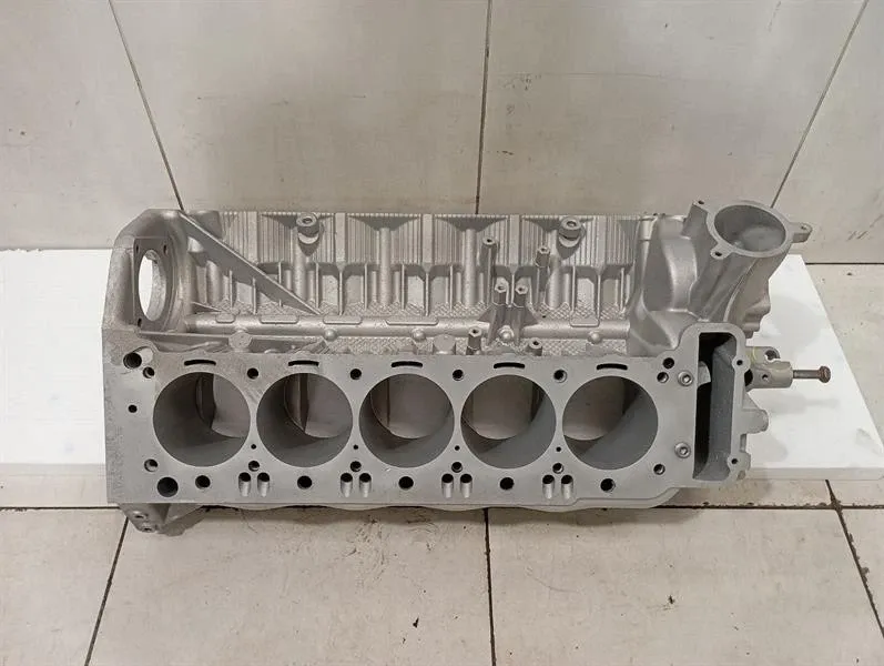 BMW 5 (E60 / E61) BMW M5 M6 E60 E63 V10 Engine Block S85B50 Motorblok 5.0 V10- Body type: Saloon
Fuel: Petrol