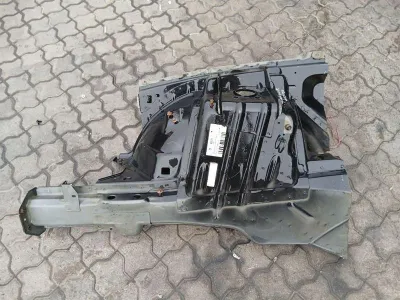 Правая передняя опора шасси Dodge Challenger SRT 2010 года. Правая передняя колесная арка.