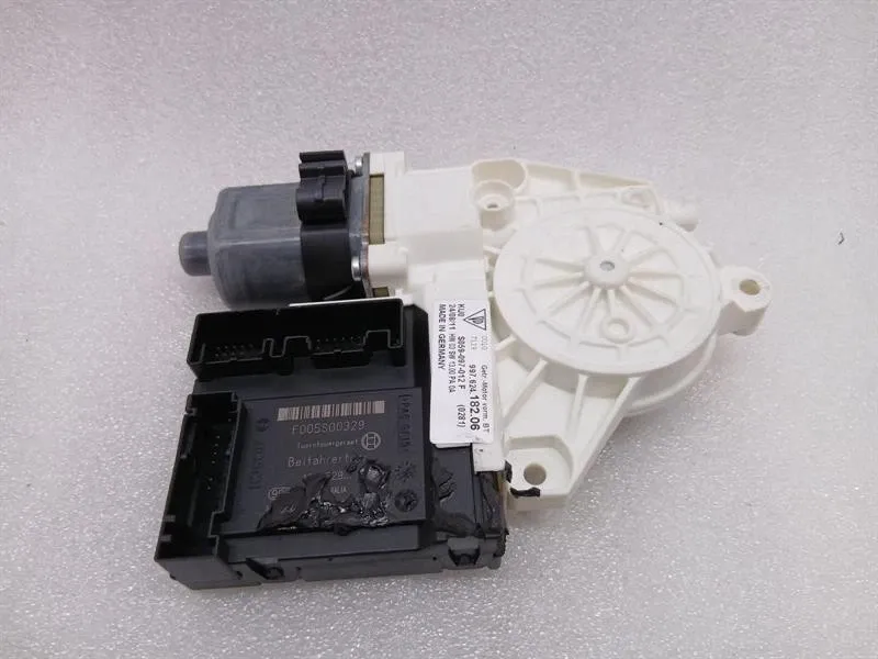 Porsche 911 (991) Porsche 911 997 door window motor 99762418206 window regulator motor passenger Body type: Convertible
Fuel: Petrol