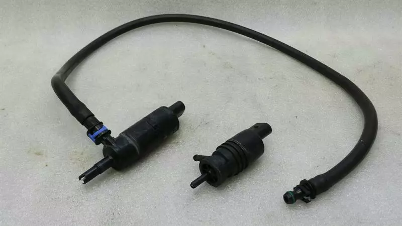 Porsche Panamera Porsche 970 washer fluid pump 97062450200 washer water pump headlight cleaning Body type: Saloon
Fuel: Petrol