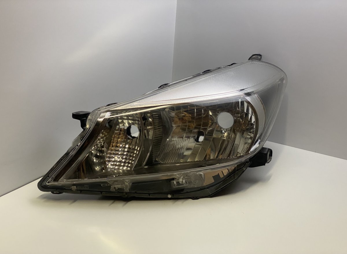 Toyota Yaris Left headlight Left headlight — TOYOTA YARIS III (XP130) (2010...