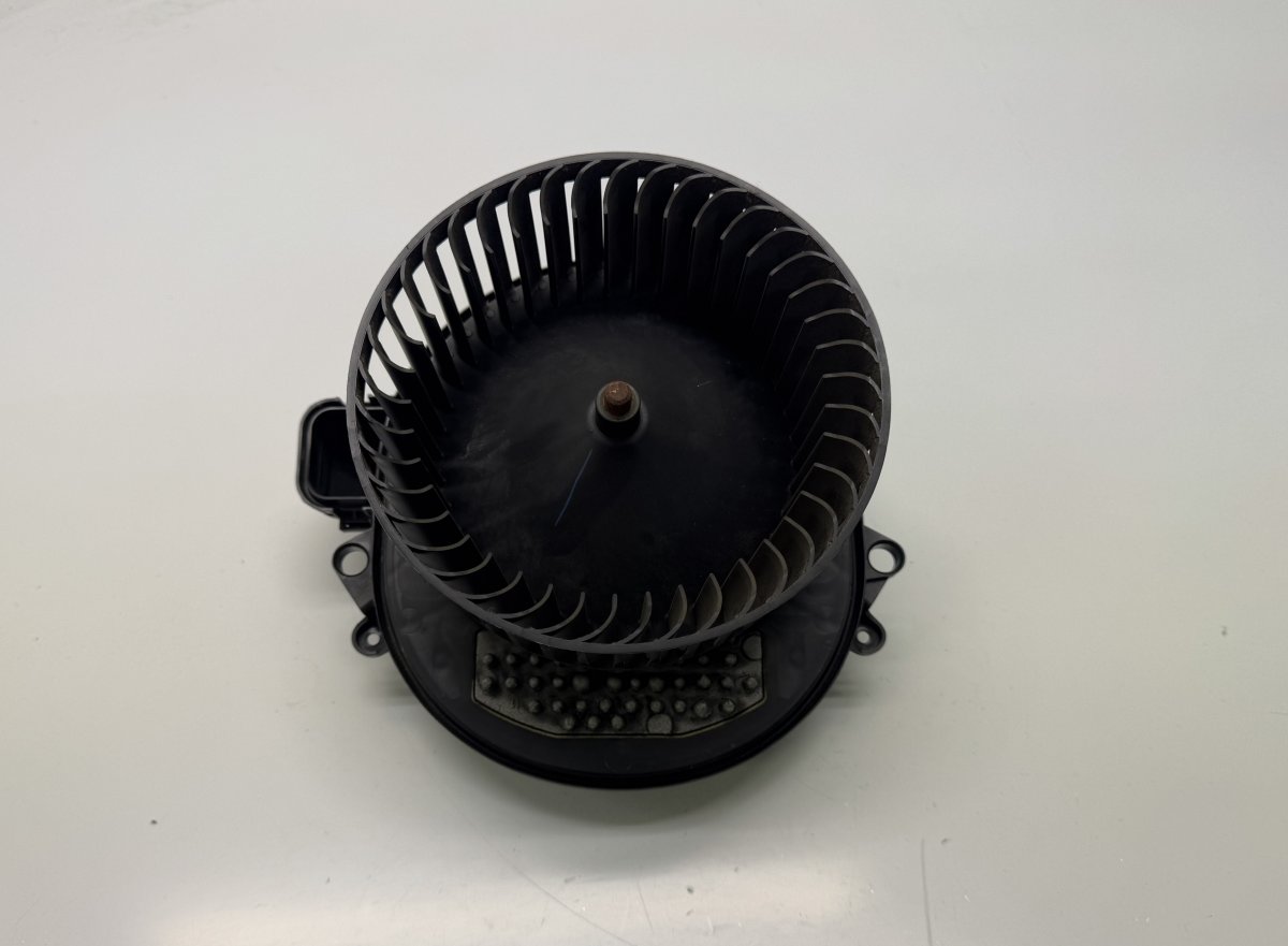 BMW 1 (E81 / E82 / E87 / E88) Heater Blower Motor Heater blower motor — BMW 1 (F20, F21) (2011-20...