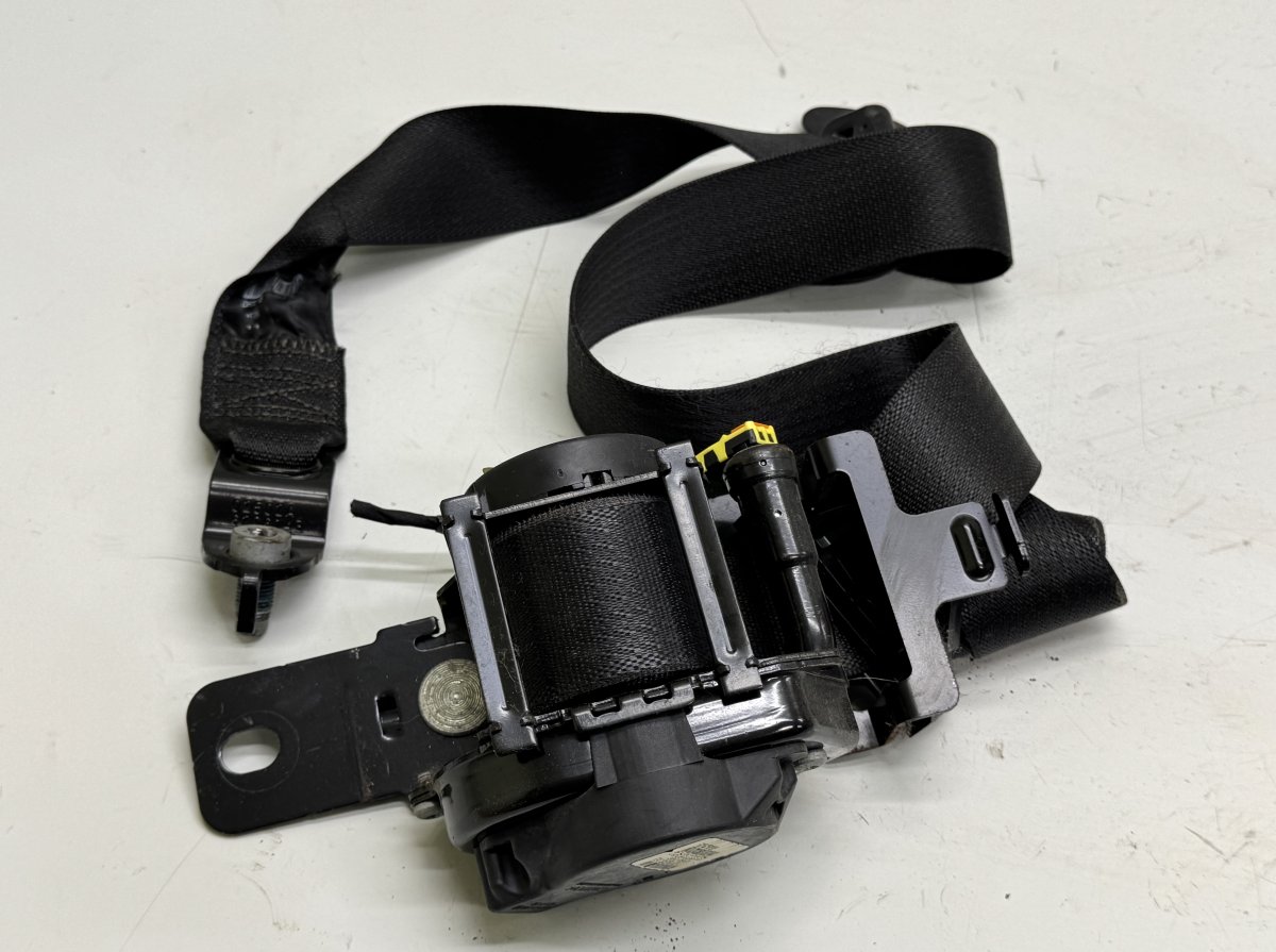 Chrysler 300 Seat belt — front left Seat belt — front left — CHRYSLER 300C II (2010...